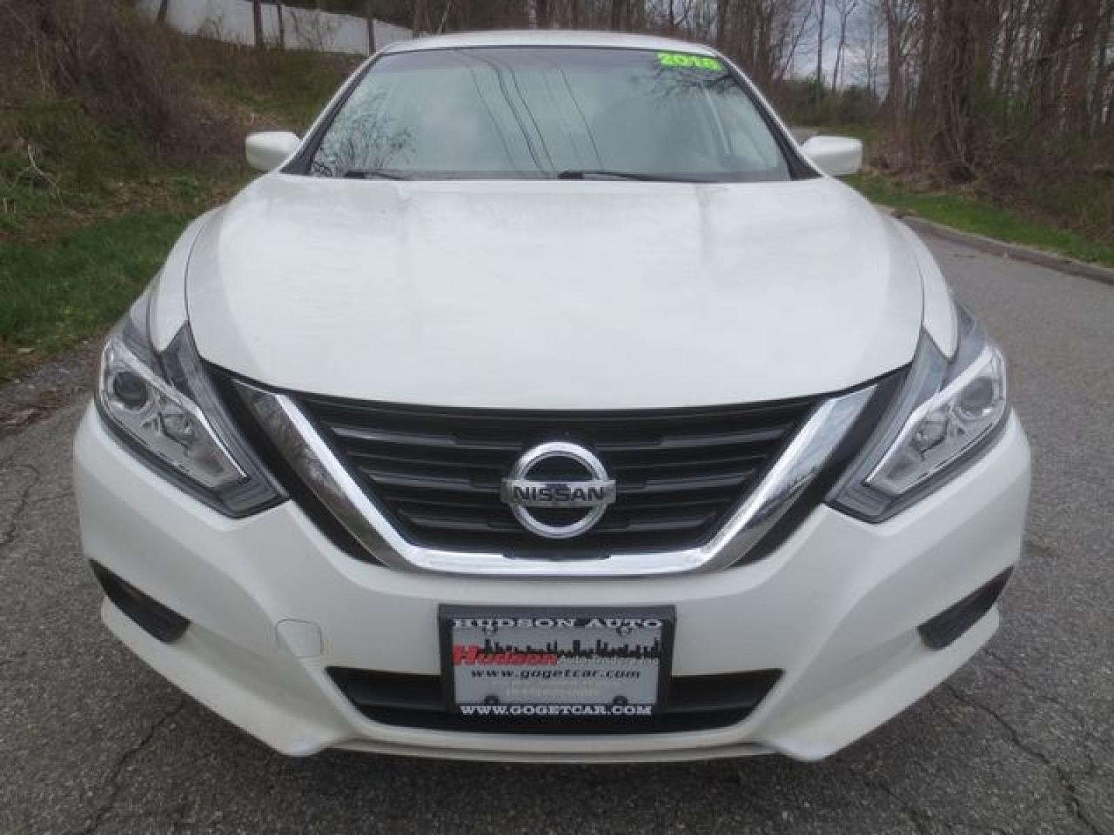 2018 White /Black Nissan Altima 2.5 (1N4AL3AP5JC) with an 2.5L L4 DOHC 16V engine, CVT transmission, located at 270 US Route 6, Mahopac, NY, 10541, (845) 621-0895, 41.349022, -73.755280 - Photo #2